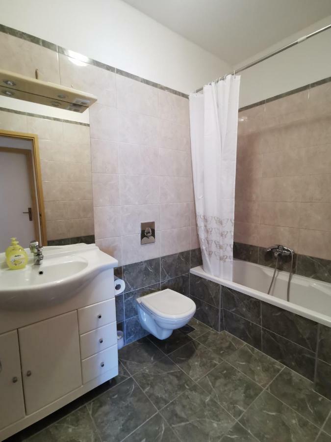 Big And Spacious Apartment In The Heart Of Omiš Esterno foto